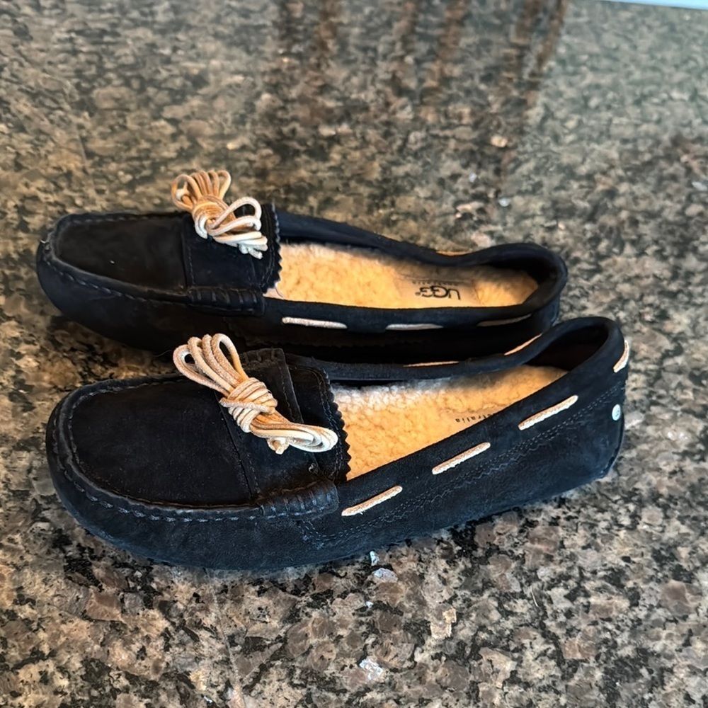 Ugg black suede driving moccasin GUC 7
